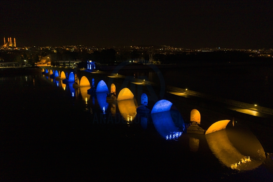 Edirne'nin gerdanlıkları Meriç ve Tunca köprüleri rengarenk ışıklandırıldı