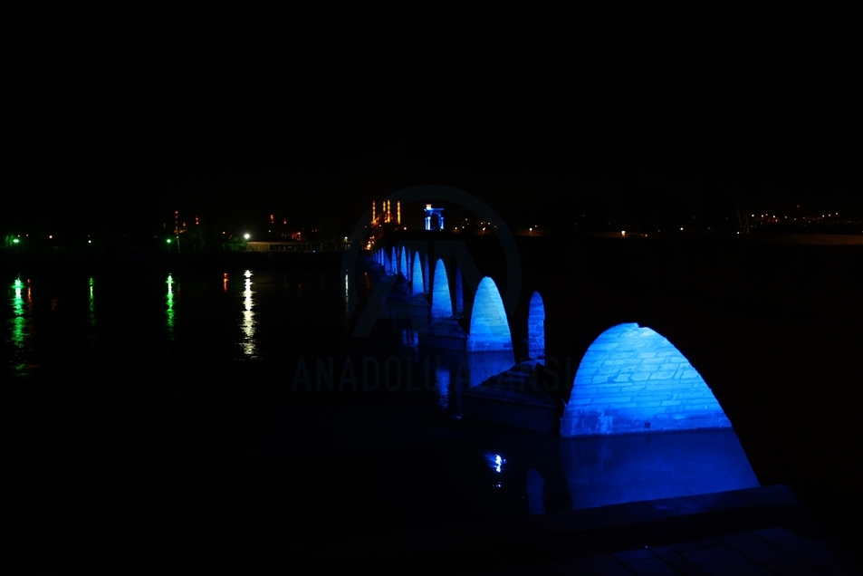 Edirne'nin gerdanlıkları Meriç ve Tunca köprüleri rengarenk ışıklandırıldı