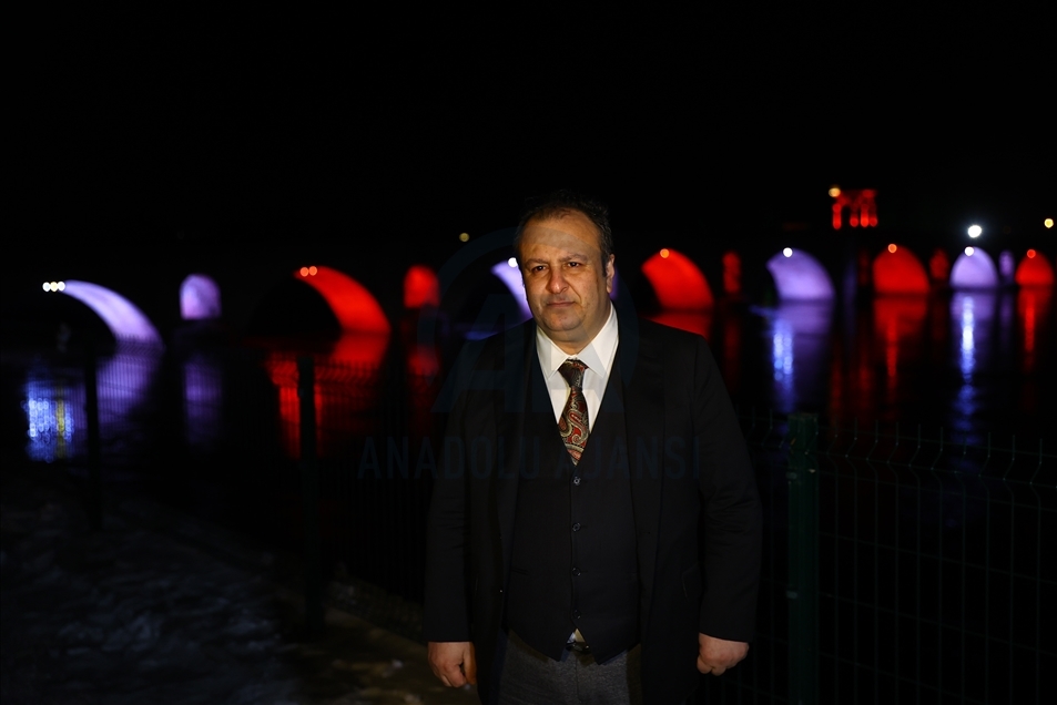 Edirne'nin gerdanlıkları Meriç ve Tunca köprüleri rengarenk ışıklandırıldı