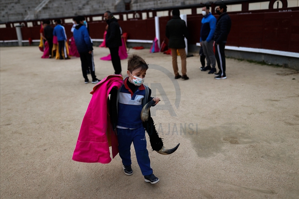 Aprendices a torero en la escuela taurina de la plaza de toros de Las Ventas de Madrid