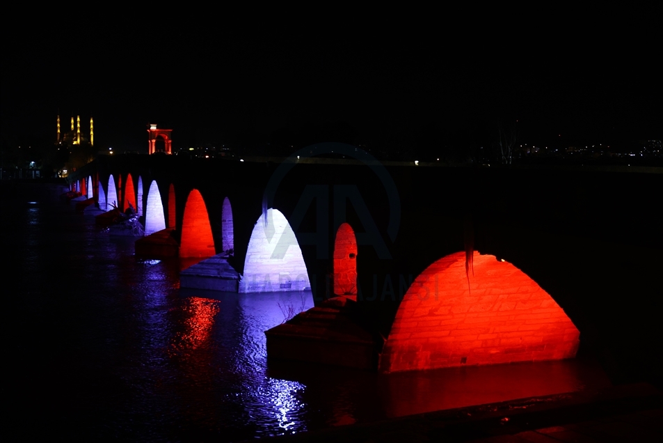 Edirne'nin gerdanlıkları Meriç ve Tunca köprüleri rengarenk ışıklandırıldı