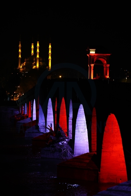 Edirne'nin gerdanlıkları Meriç ve Tunca köprüleri rengarenk ışıklandırıldı