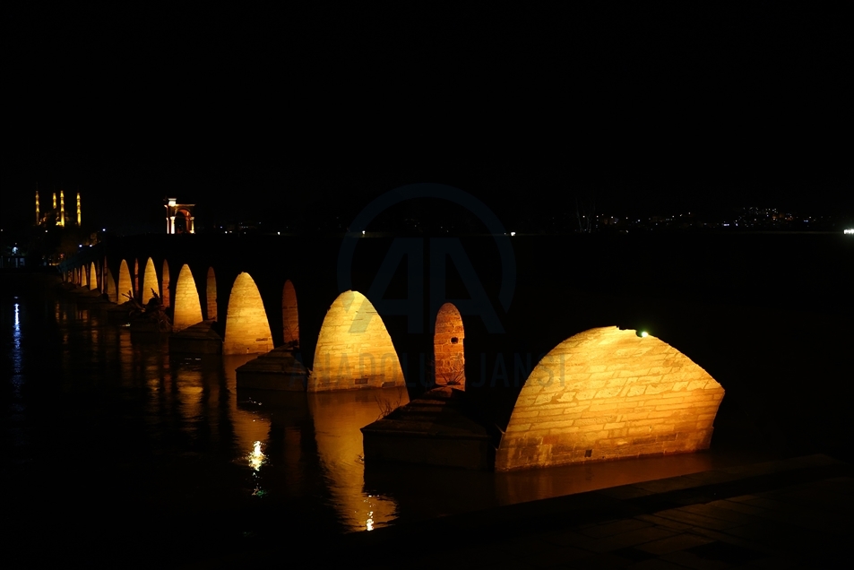 Edirne'nin gerdanlıkları Meriç ve Tunca köprüleri rengarenk ışıklandırıldı