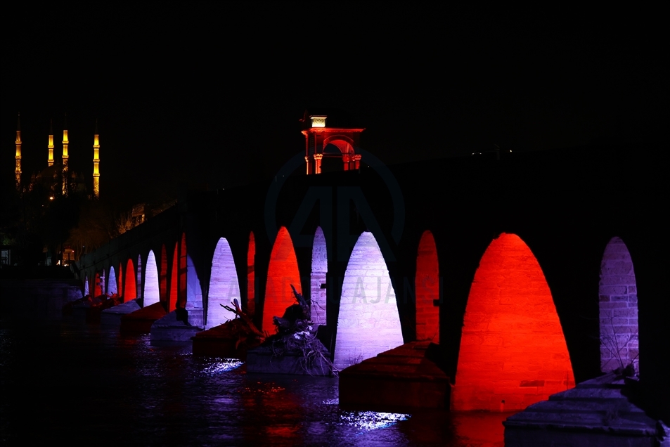 Edirne'nin gerdanlıkları Meriç ve Tunca köprüleri rengarenk ışıklandırıldı