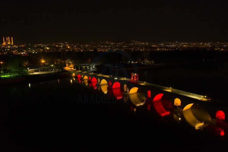 Edirne'nin gerdanlıkları Meriç ve Tunca köprüleri rengarenk ışıklandırıldı