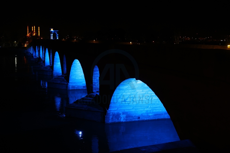 Edirne'nin gerdanlıkları Meriç ve Tunca köprüleri rengarenk ışıklandırıldı