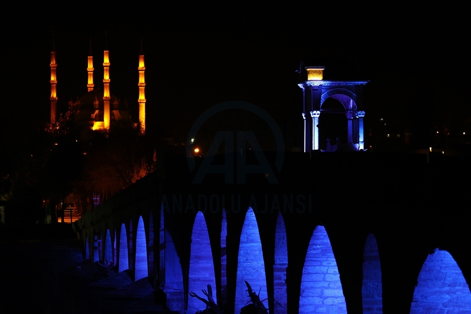 Edirne'nin gerdanlıkları Meriç ve Tunca köprüleri rengarenk ışıklandırıldı