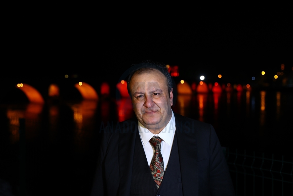 Edirne'nin gerdanlıkları Meriç ve Tunca köprüleri rengarenk ışıklandırıldı