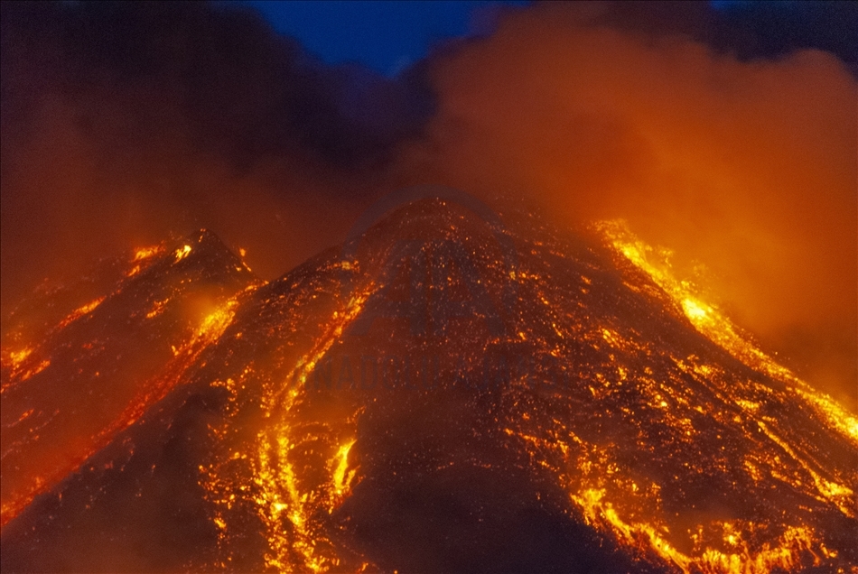 فعال شدن کوه آتش‌فشان اتنا در ایتالیا 