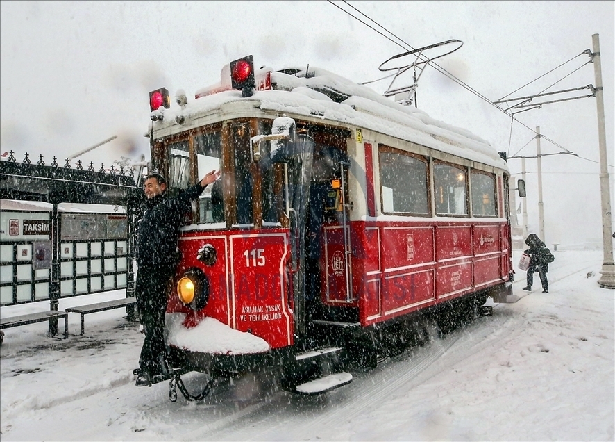 Стамбул накрыл сильный снегопад 22