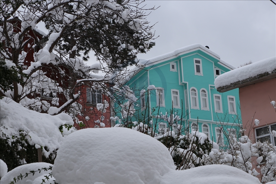 Tarihi İnebolu evleri karla süslendi