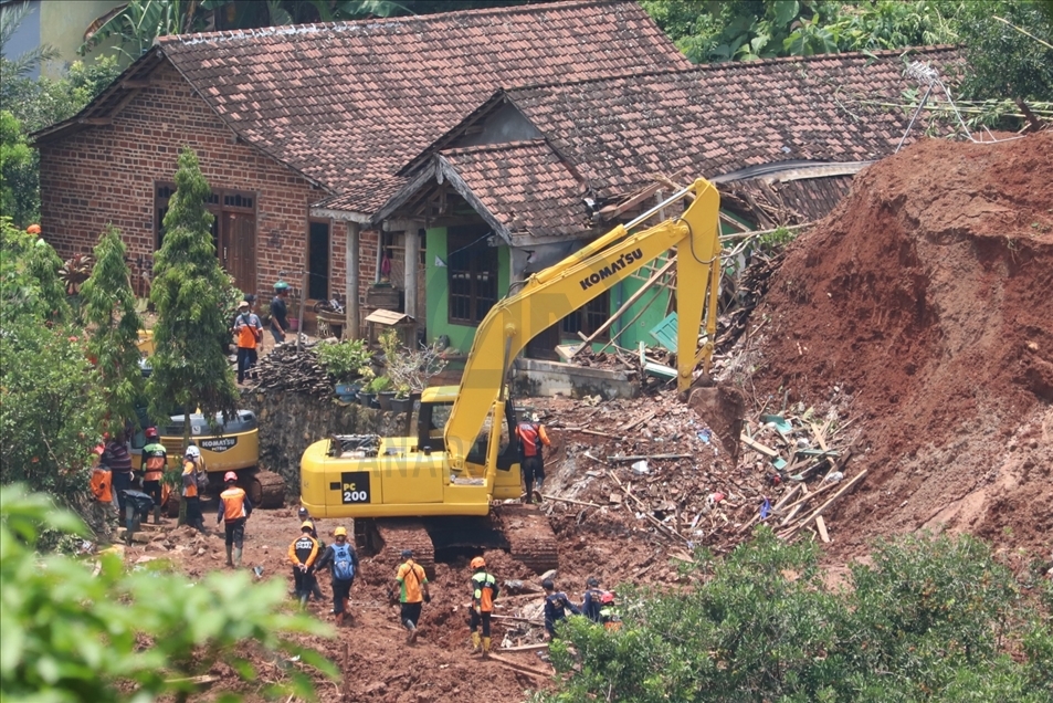 Pencarian korban longsor Nganjuk berlanjut