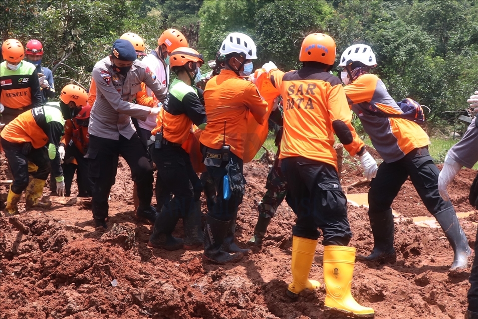 Pencarian korban longsor Nganjuk berlanjut