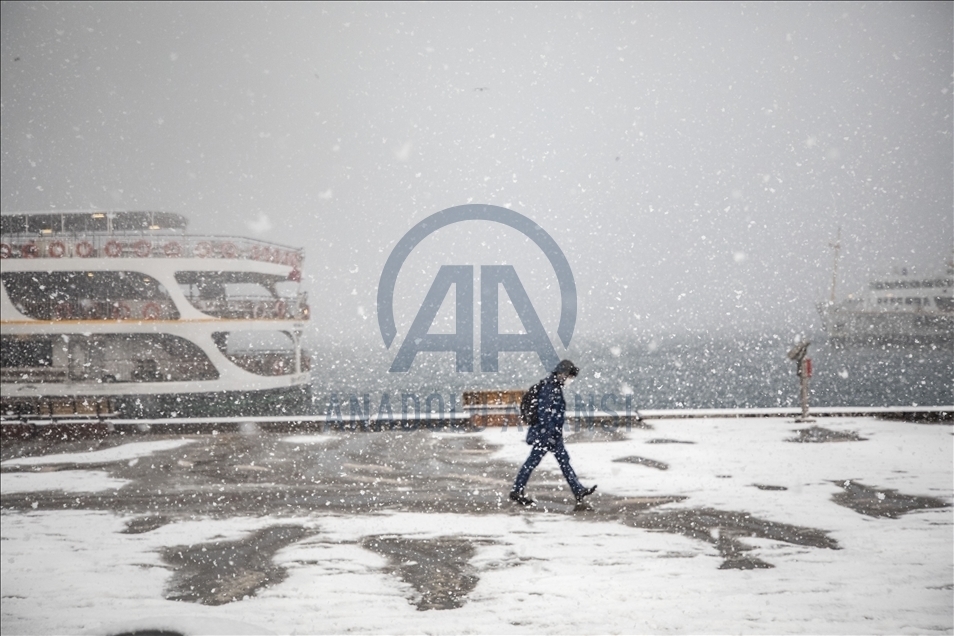 Стамбул накрыл сильный снегопад 16