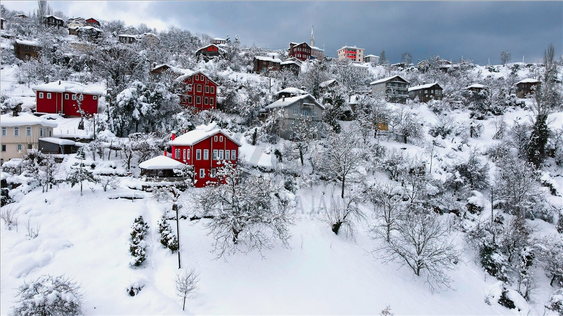 Tarihi İnebolu evleri karla süslendi
