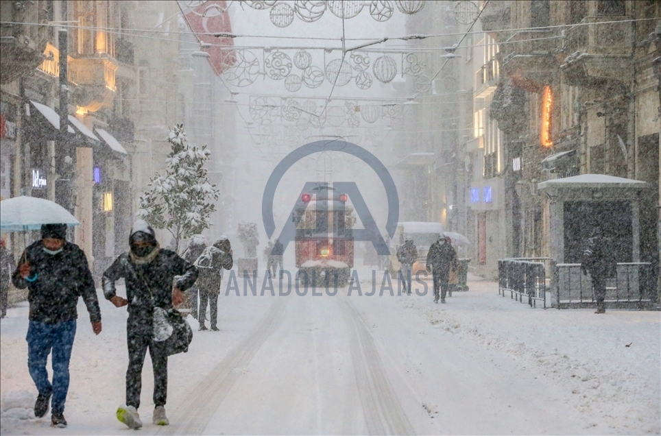 Стамбул накрыл сильный снегопад 20