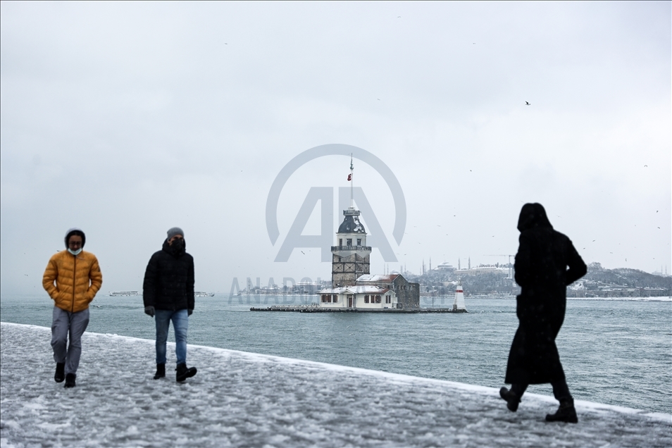 Стамбул накрыл сильный снегопад
