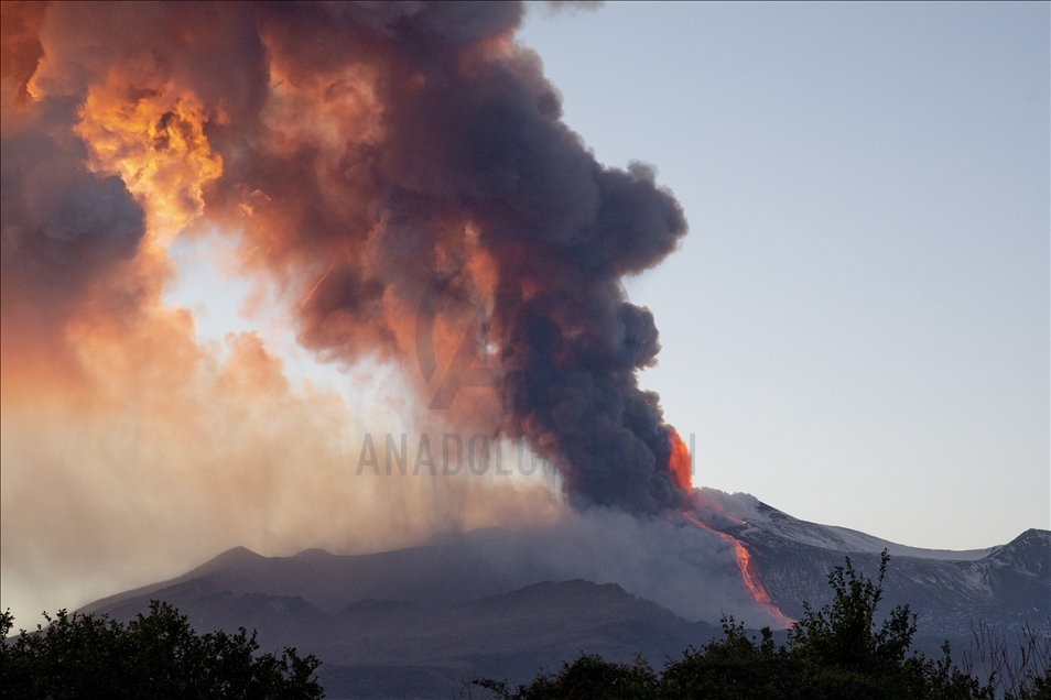 فعال شدن کوه آتش‌فشان اتنا در ایتالیا 