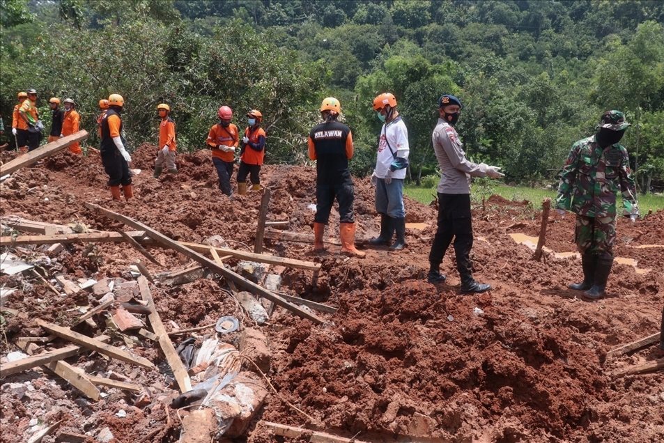 Pencarian korban longsor Nganjuk berlanjut
