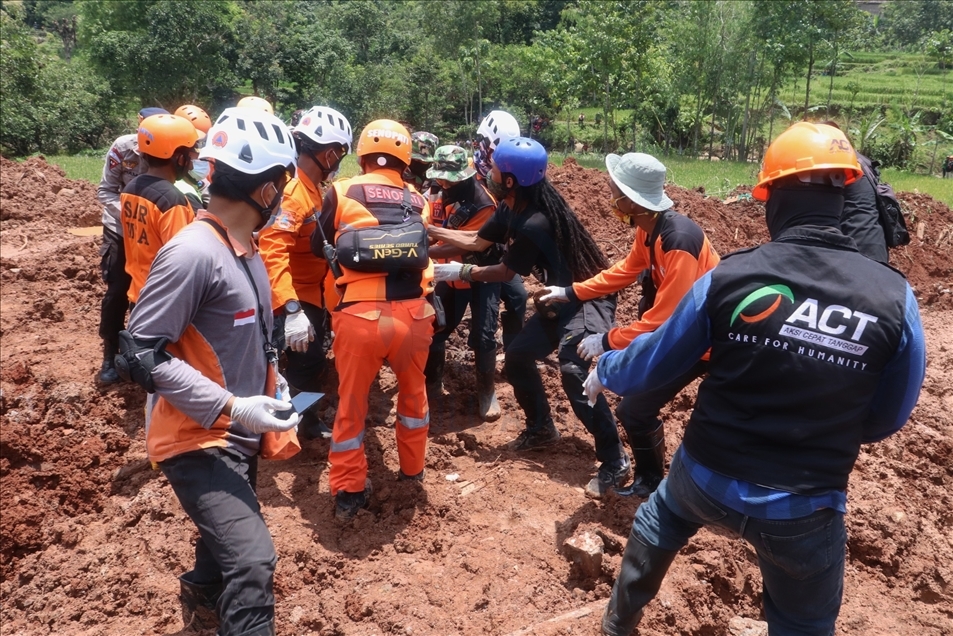 Pencarian korban longsor Nganjuk berlanjut