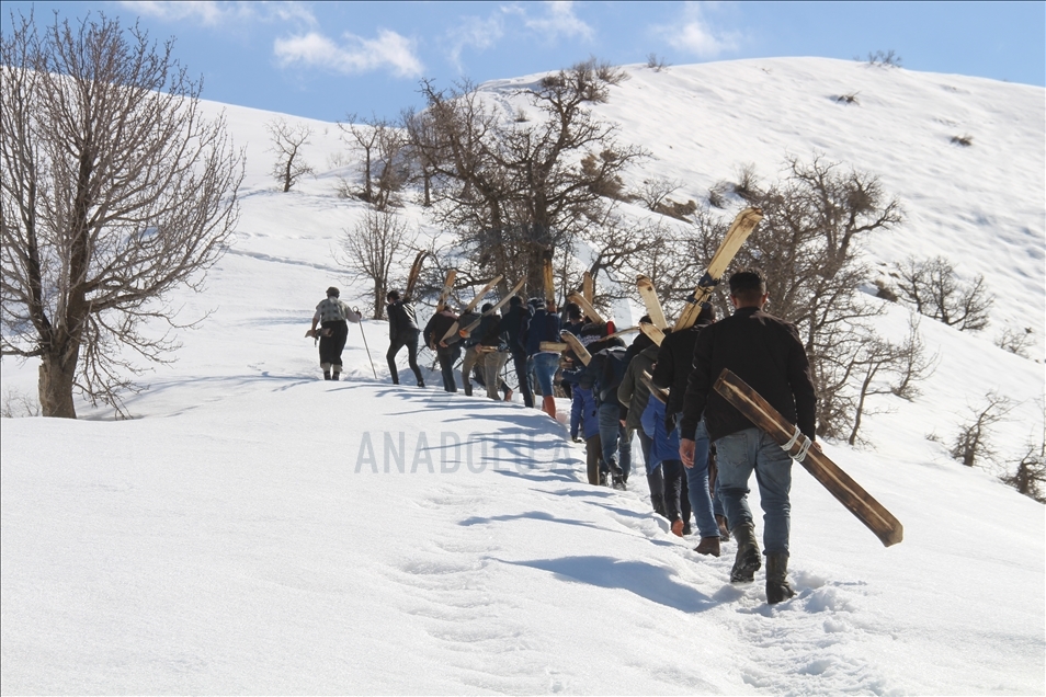 ههڵگهڕانی گهنجان بهسهر بهرزاییه به بهفر داپۆشراوهكاندا