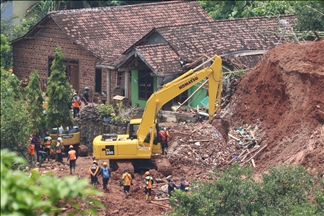 Pencarian korban longsor Nganjuk berlanjut