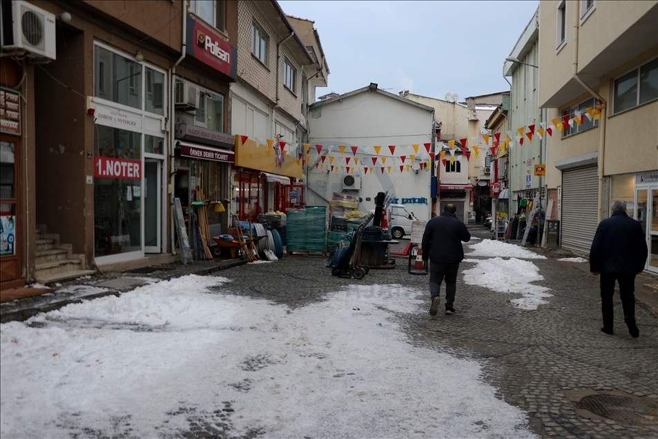 Edirne'de soğuk hava nedeniyle nehir kenarındaki tarlalar buz tuttu