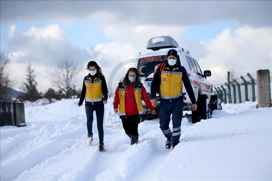 Sağlık ekipleri karlı yollara aşarak hastalara "Hızır" gibi yetişiyor