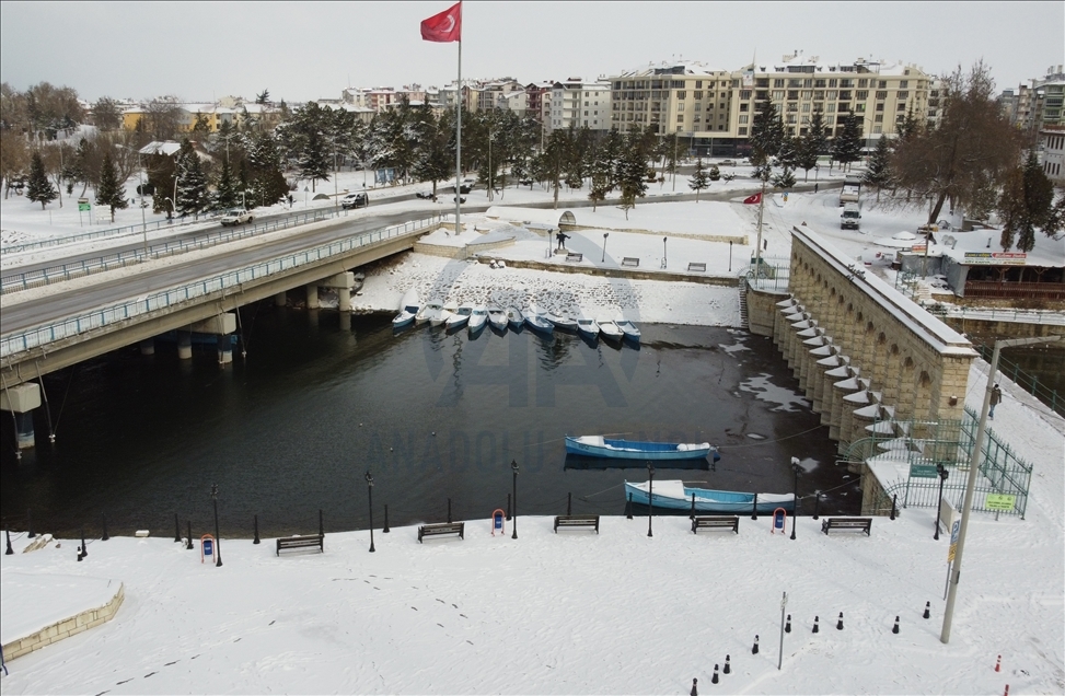 Tarihi Taş Köprü beyaza büründü