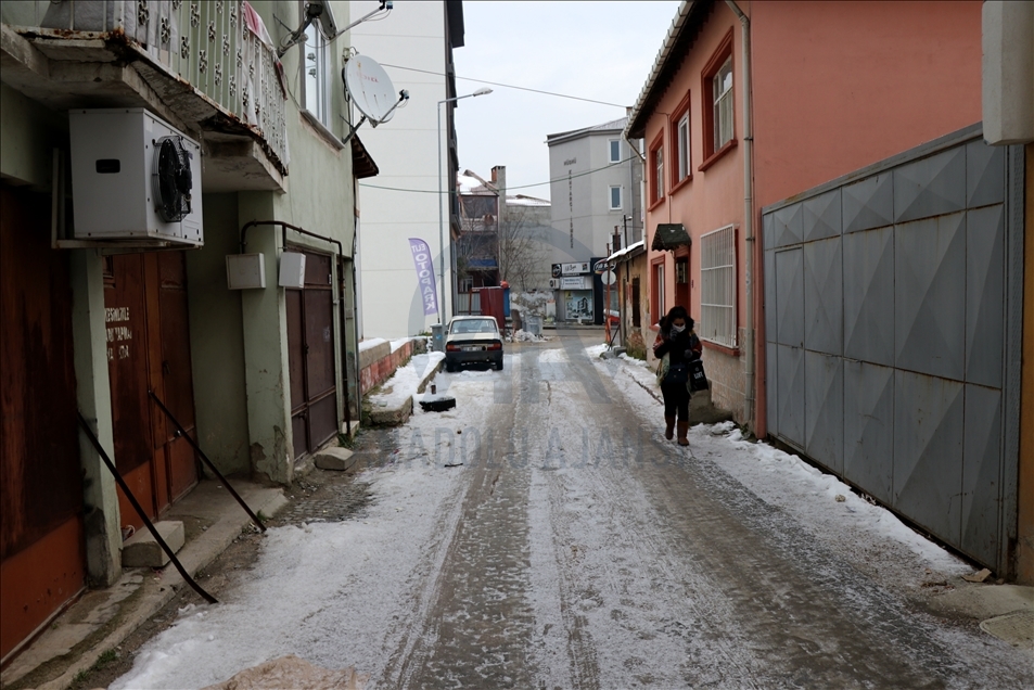 Edirne'de soğuk hava nedeniyle nehir kenarındaki tarlalar buz tuttu