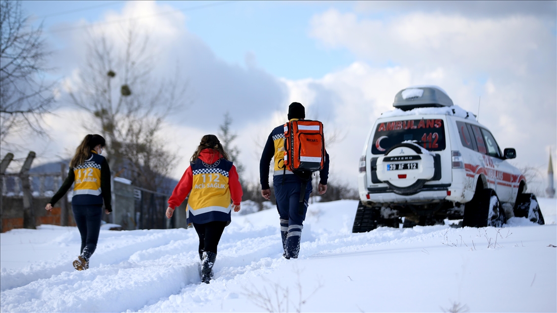 Sağlık ekipleri karlı yollara aşarak hastalara "Hızır" gibi yetişiyor