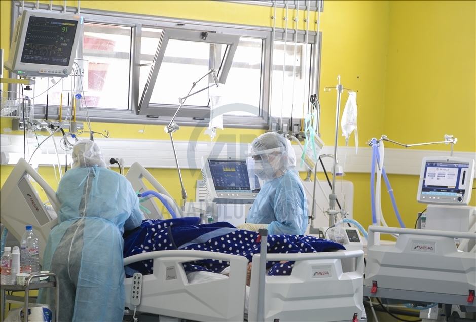 Tunus'ta sahra hastanesine dönüştürülen spor salonunda sağlık çalışanları koronavirüsle mücadele ediyor
