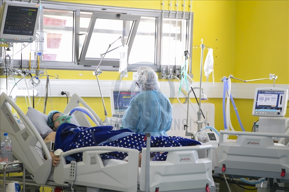 Tunus'ta sahra hastanesine dönüştürülen spor salonunda sağlık çalışanları koronavirüsle mücadele ediyor