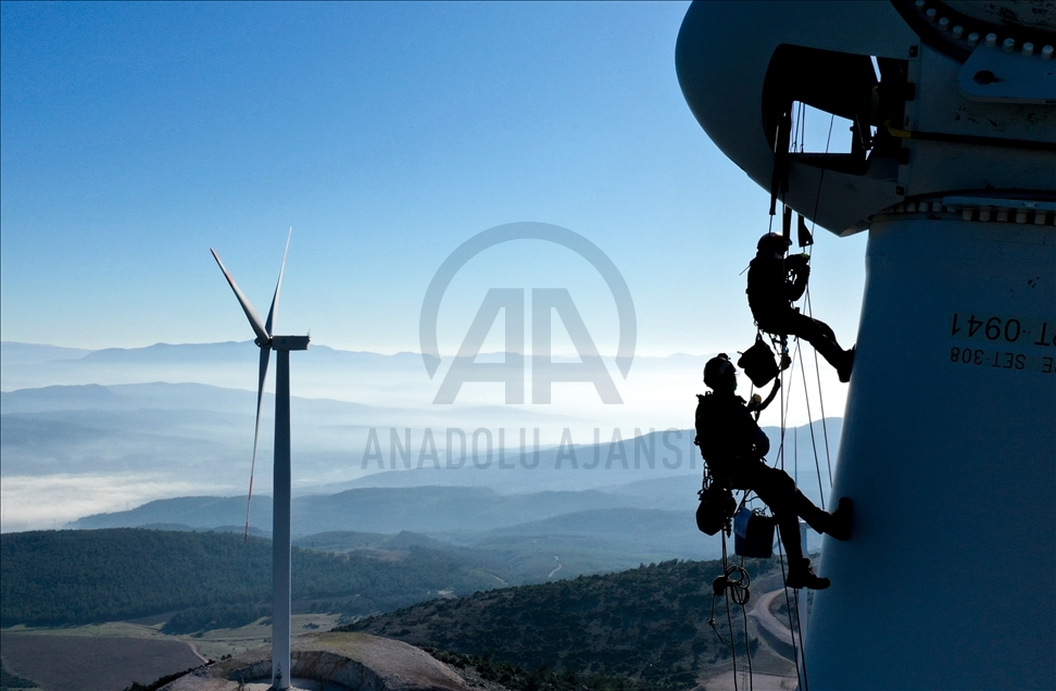 Rope access technicians work on wind turbines in Izmir