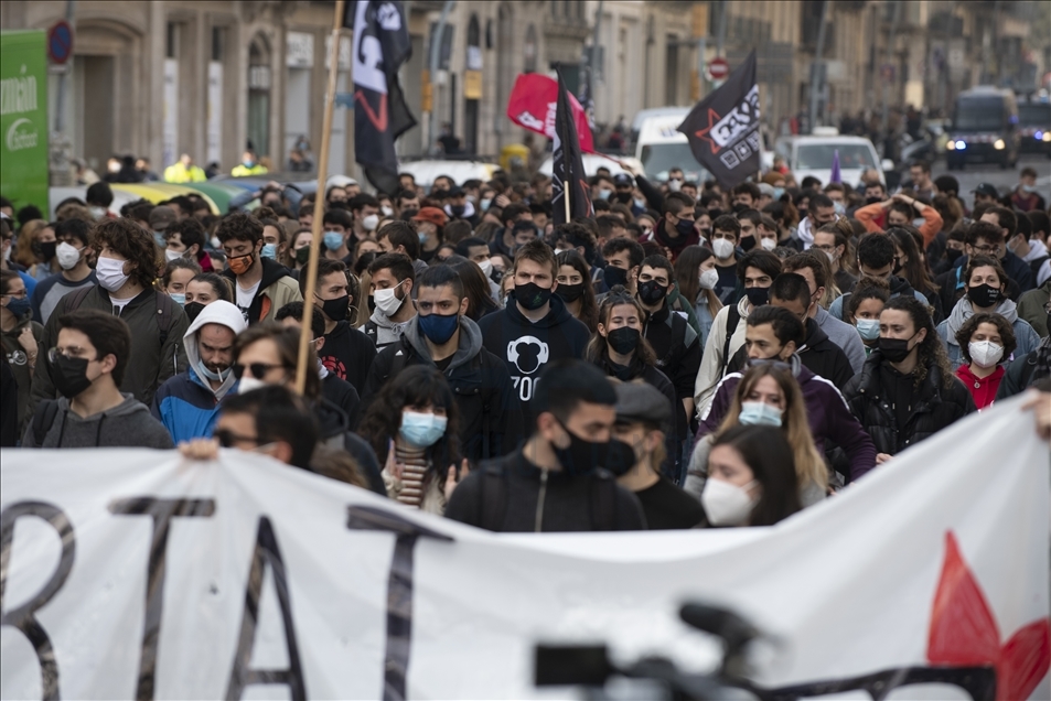İspanya'da rap sanatçısı Pablo Hasel'in cezaevine götürülmesini protesto edildi