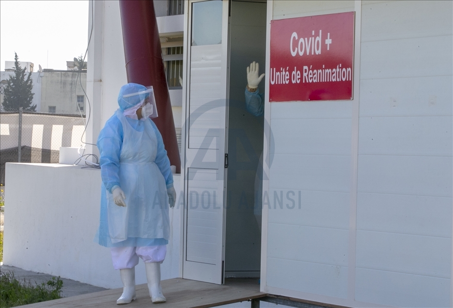 Tunus'ta sahra hastanesine dönüştürülen spor salonunda sağlık çalışanları koronavirüsle mücadele ediyor