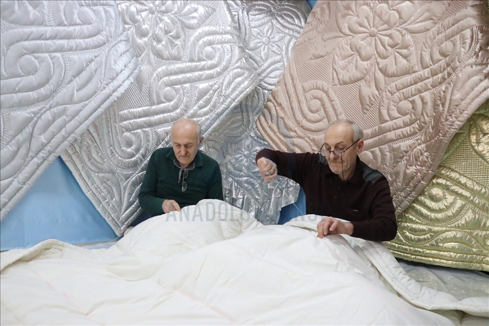 Birlikte 42 yıldır yorgan diken abi-kardeş, çalışma uyumuyla örnek oluyor