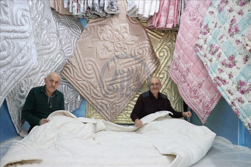 Birlikte 42 yıldır yorgan diken abi-kardeş, çalışma uyumuyla örnek oluyor