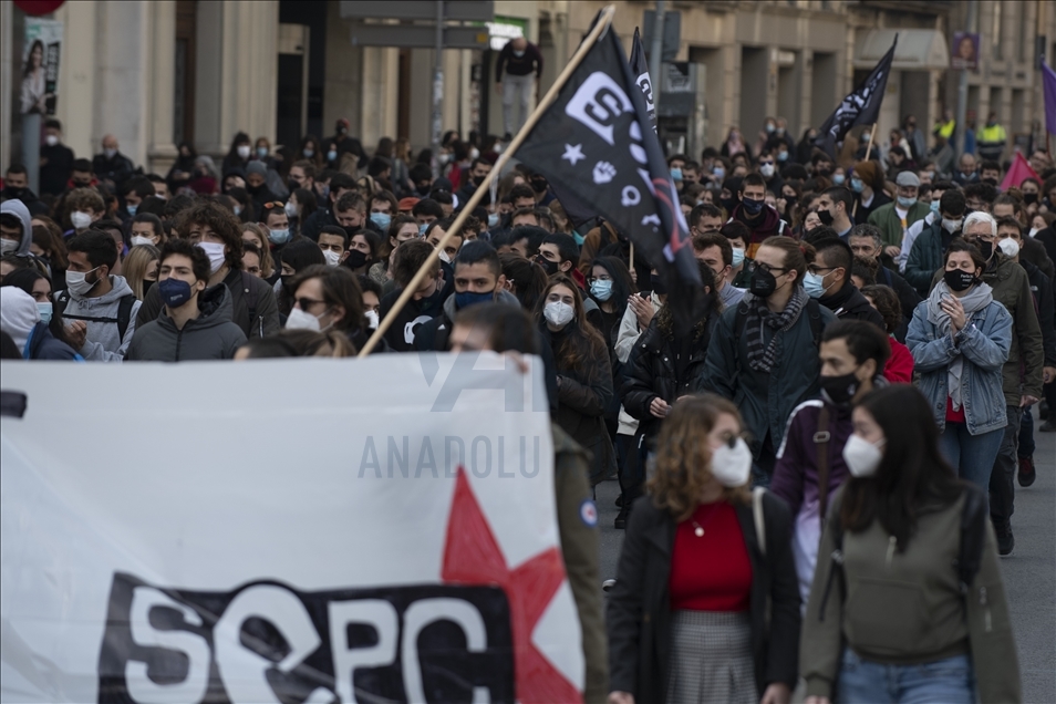 İspanya'da rap sanatçısı Pablo Hasel'in cezaevine götürülmesini protesto edildi