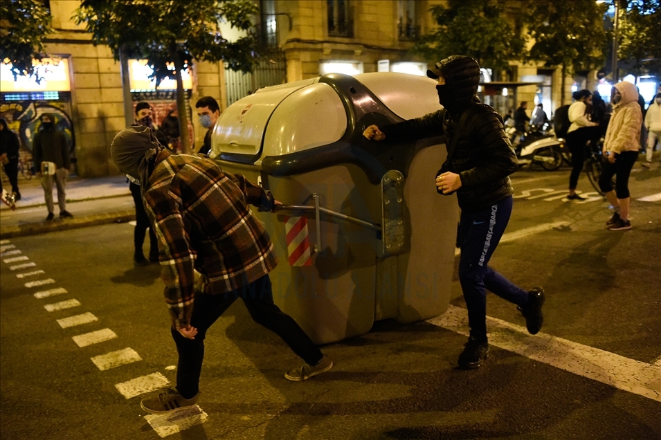 İspanya'daki gösteriler dördüncü gününde de olaylı geçti