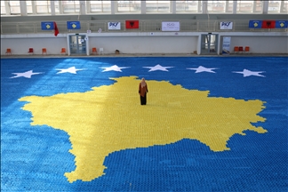 Oborila Ginisov rekord: Arbnora Fejza-Idrizi uradila najveći origami mozaik zastave Kosova