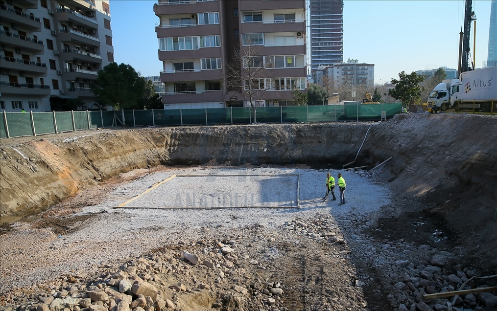 İzmir depreminde yıkılan Rıza Bey Apartmanı'nın yerinde yeşil alan düzenlemesi yapılacağını bildirildi