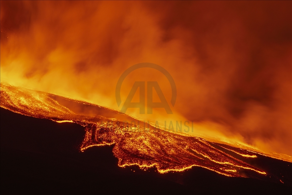 El volcán Etna se mantiene en erupción en Italia