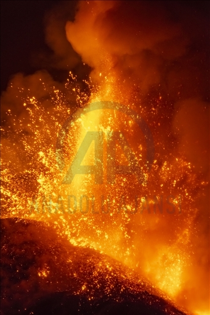El volcán Etna se mantiene en erupción en Italia