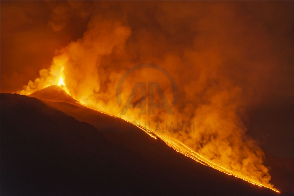 El volcán Etna se mantiene en erupción en Italia