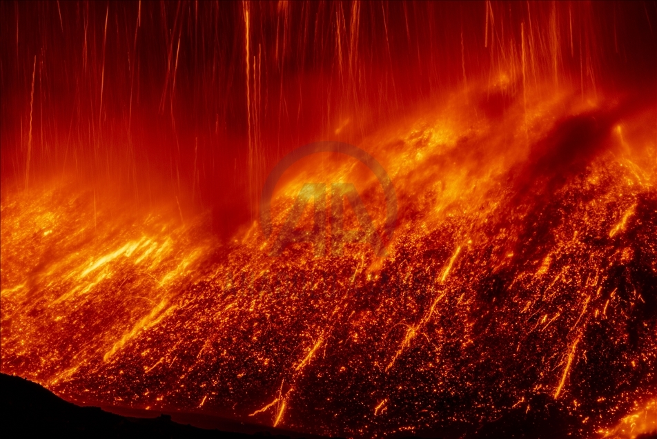 El volcán Etna se mantiene en erupción en Italia