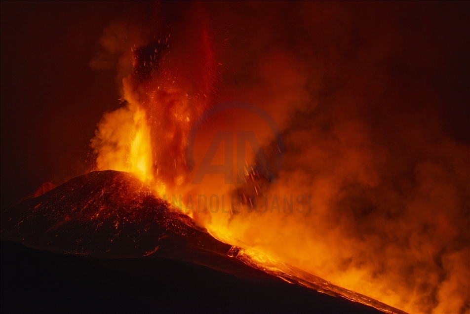 El volcán Etna se mantiene en erupción en Italia
