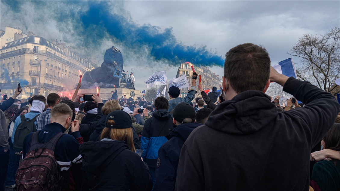 Fransa'da göçmen karşıtı aşırı sağcı grup Generation Identitaire'in feshedilme kararı protesto edildi