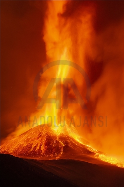 El volcán Etna se mantiene en erupción en Italia