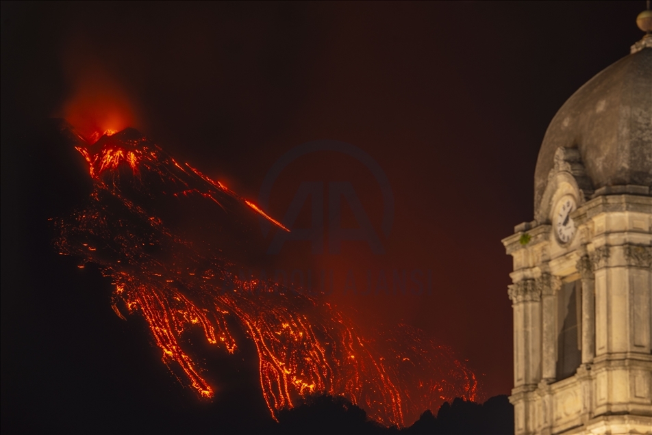 El volcán Etna se mantiene en erupción en Italia